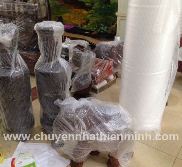 Thiên Minh bọc gói đồ cẩn thận trước khi vận chuyển