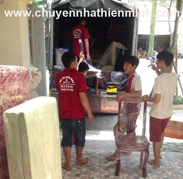 Nhân viên chuyển nhà trọn gói Thiên Minh đang bốc đồ lên xe